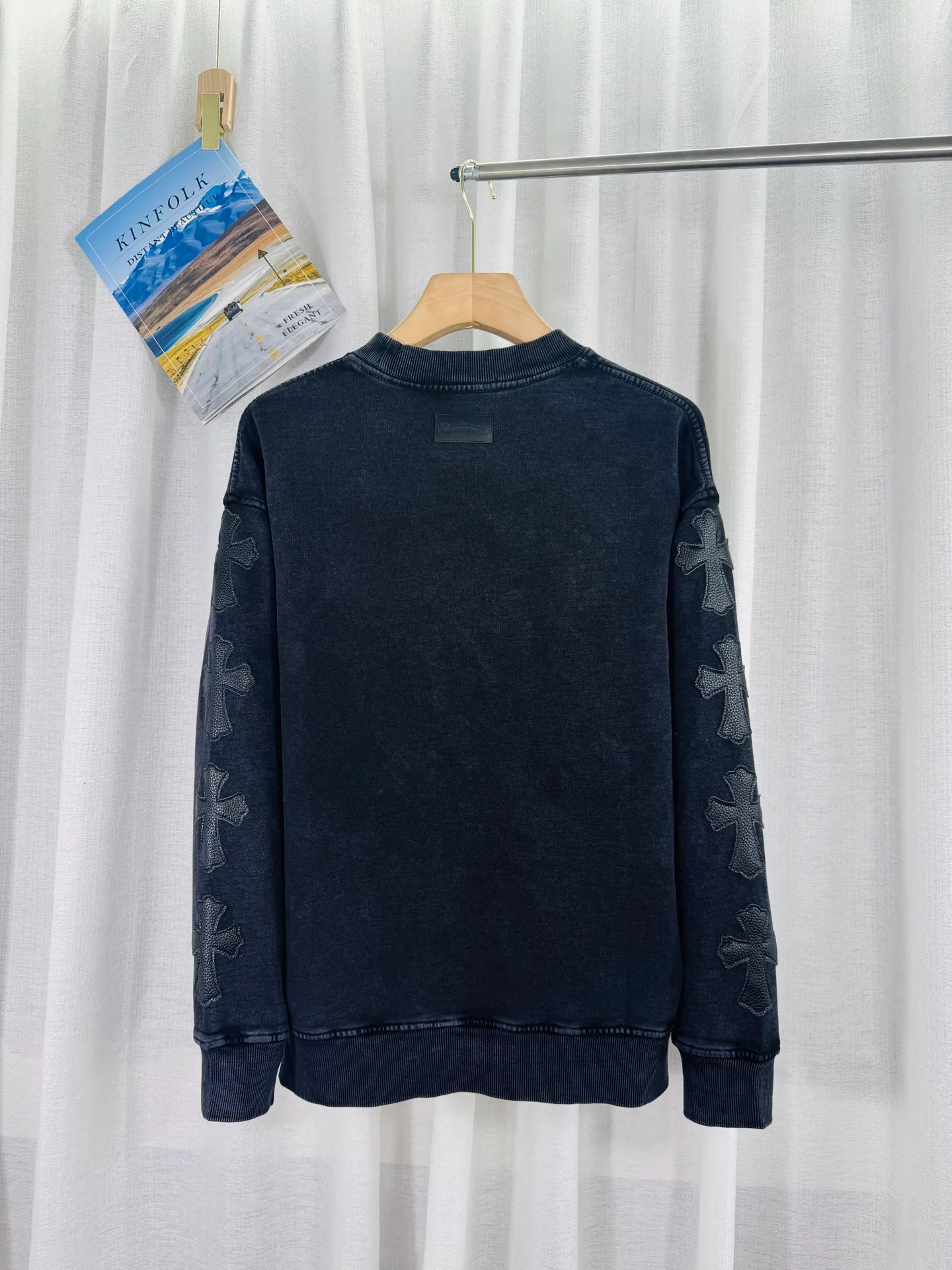 P270 top version, real shot without P, ​​different from market currency) 𝗖𝗵𝗿𝗼𝗺𝗲 𝗛𝗲𝗮𝗿𝘁𝘀/Cro Heart 2025 Washed Leather Embroidery Autumn and Winter New Original Single Counter American Laser Burnt 3D Three-dimensional Color Embroidered Couple Casual Sweater 👑The highest version! Customized fabric 420g tripe terry fabric! American acid-washed and distressed original fabric, laser burnt pattern ✟Skin embroidery, exquisite embroidery of letters! The best-selling model in the counter, very comfortable to wear. Accessories: original molded and authenticated collar label➕100% silk wash label. Genuine purchase-grade original hangtag➕matching hanging rope➕3D hanging beads➕original packaging bag. Craftsmanship: The original version has consistent wiring! The highest version of the armhole matching technique! Color: Gray Black Size: S M L XL Style No.: 9314